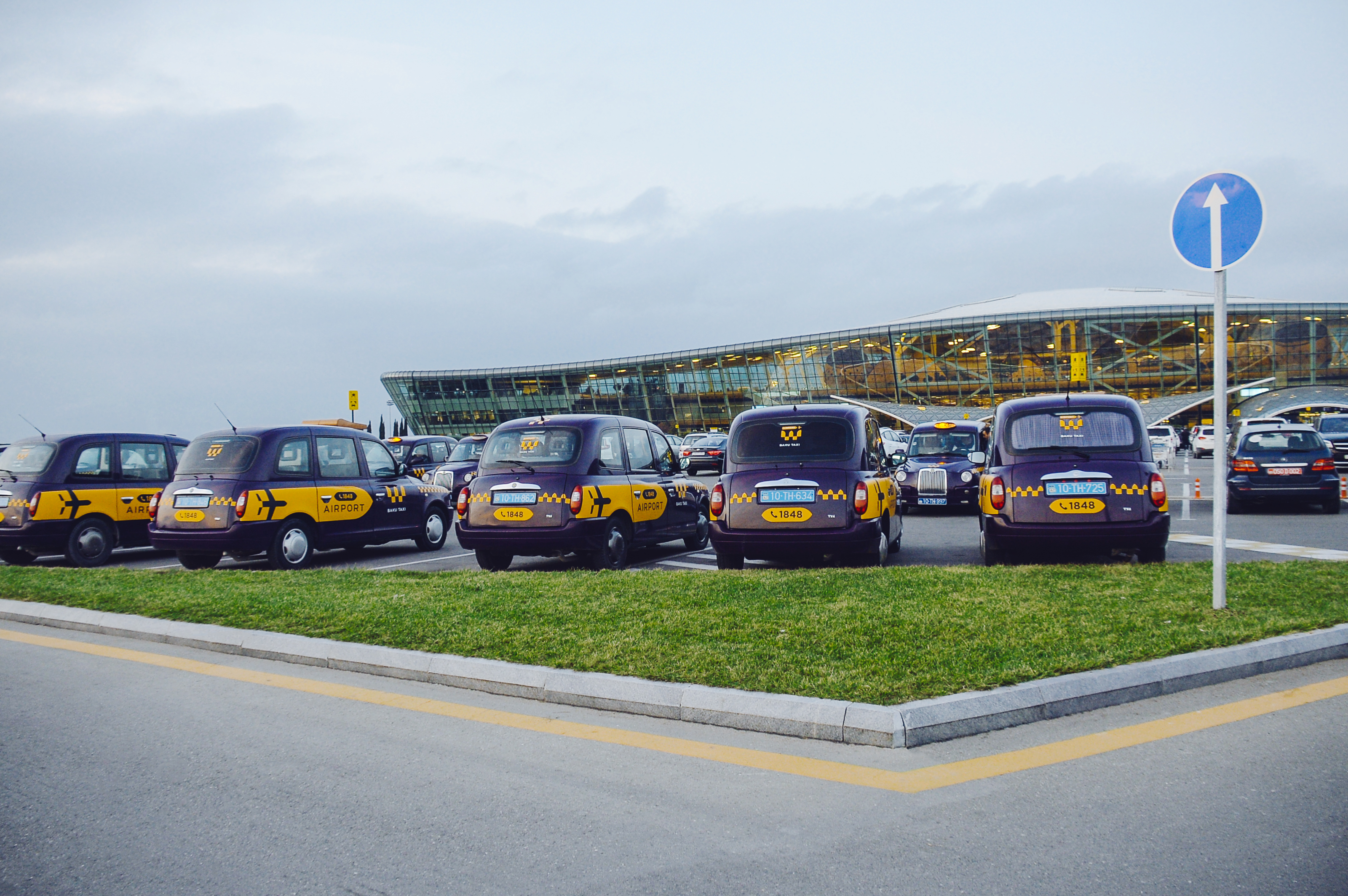 Такси в азербайджане. Бакинский такси аэропорта. Такси в Баку. Стоянка такси в аэропорту Баку.