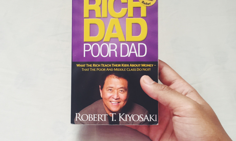 Poor перевод. Robert Kiyosaki Rich dad. Robert Kiyosaki Rich dad poor dad. Книга Rich dad poor dad. Rich dad poor dad: what the Rich teach their Kids about money that the poor and Middle class do not!.